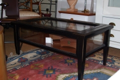 MESA CENTRO CON EXPOSITOR MACIZA NEGRO ANTICUARIO 100x60x45cm.PVP 969€-50%= 485€